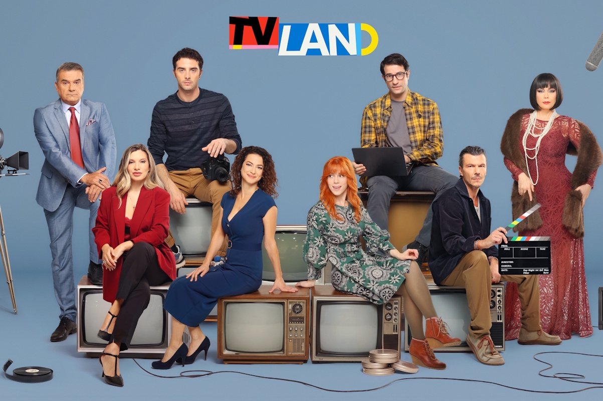 TV Land: Η νέα κωμική σειρά της ΕΡΤ έρχεται… από τα παρασκήνια