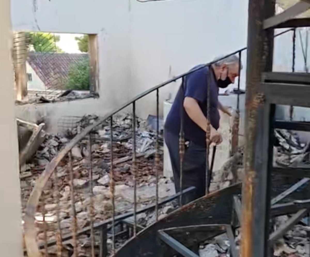Τάσος Χαλκιάς: Συγκλονιστικό βίντεο από τα αποκαΐδια του σπιτιού του στο Πόρτο Γερμενό – «Δεν περιγράφεται με λέξεις»