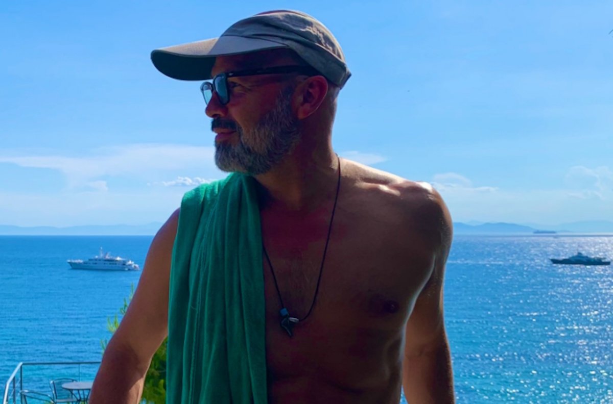 Billy Zane: Διακοπές στην Ελλάδα κάνει ο «κακός» του Τιτανικού – Ποιος παρουσιαστής του ΑΝΤ1 είναι ξάδερφός του;