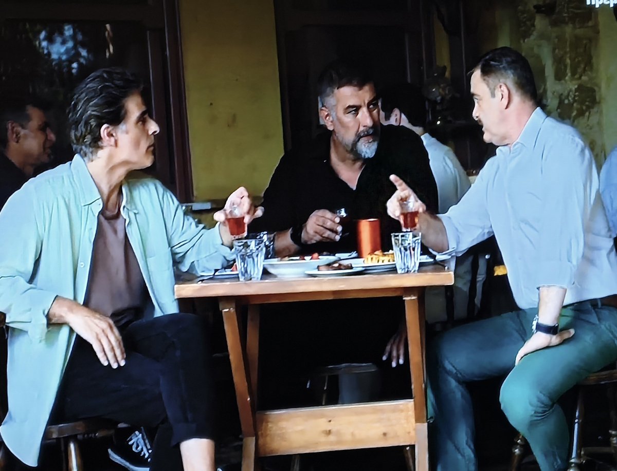 Δύο μαύρα πουκάμισα – Χ: «Μπισμπίκης και Μυριαγκός έχουν ωραία χημεία – Εντελώς αντίθετοι!»