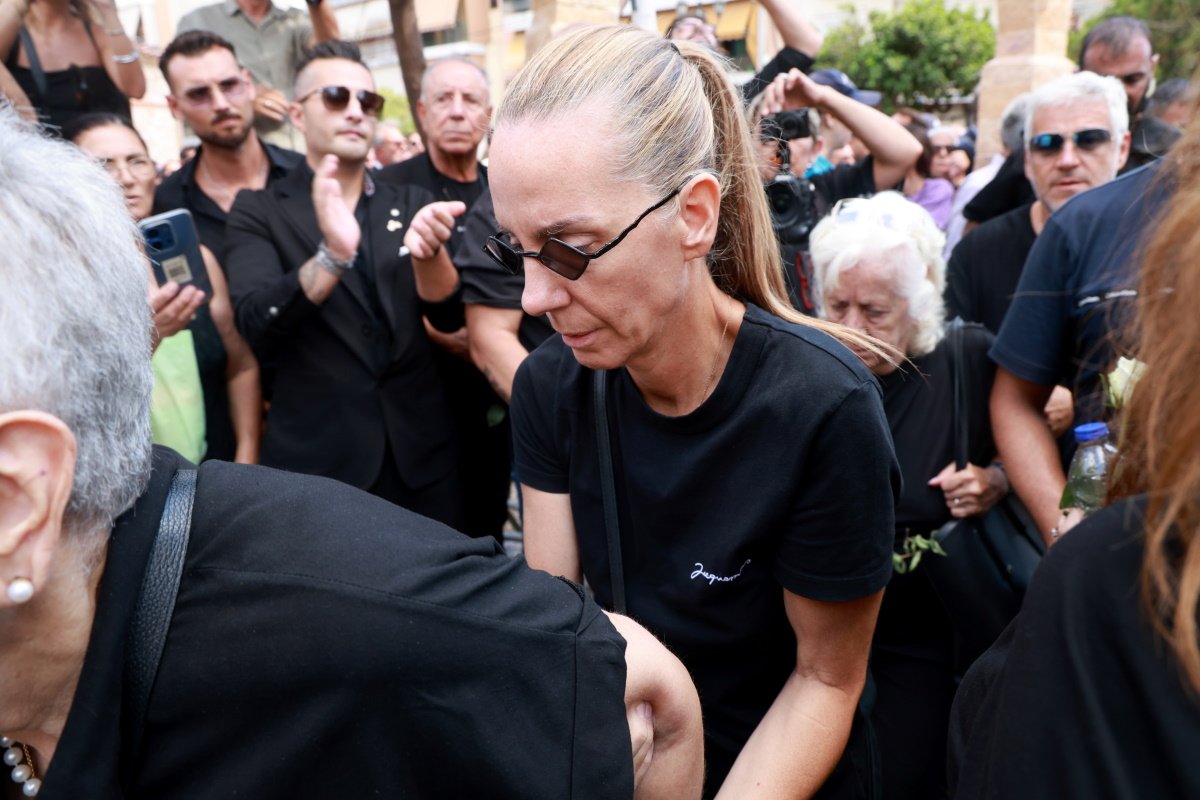 Βάσω Μαζωνάκη: Επέστρεψε στον τάφο του αδερφού της, Γιώργου, μία ημέρα μετά την κηδεία – Καθάριζε το μνήμα με τα χέρια