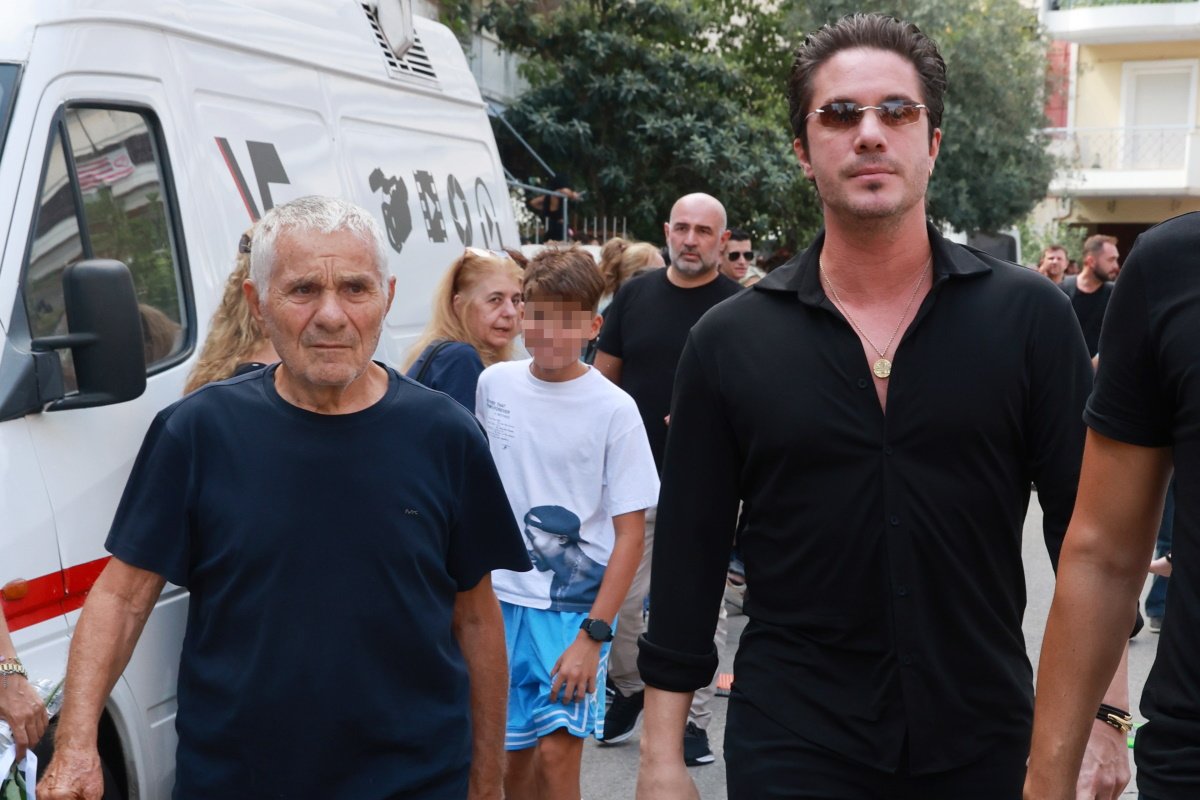 Συγκινημένος ο Νίκος Οικονομόπουλος στην κηδεία Μαζωνάκη: «Νιώθω ενοχές γιατί με έπαιρνε τηλέφωνο και…»