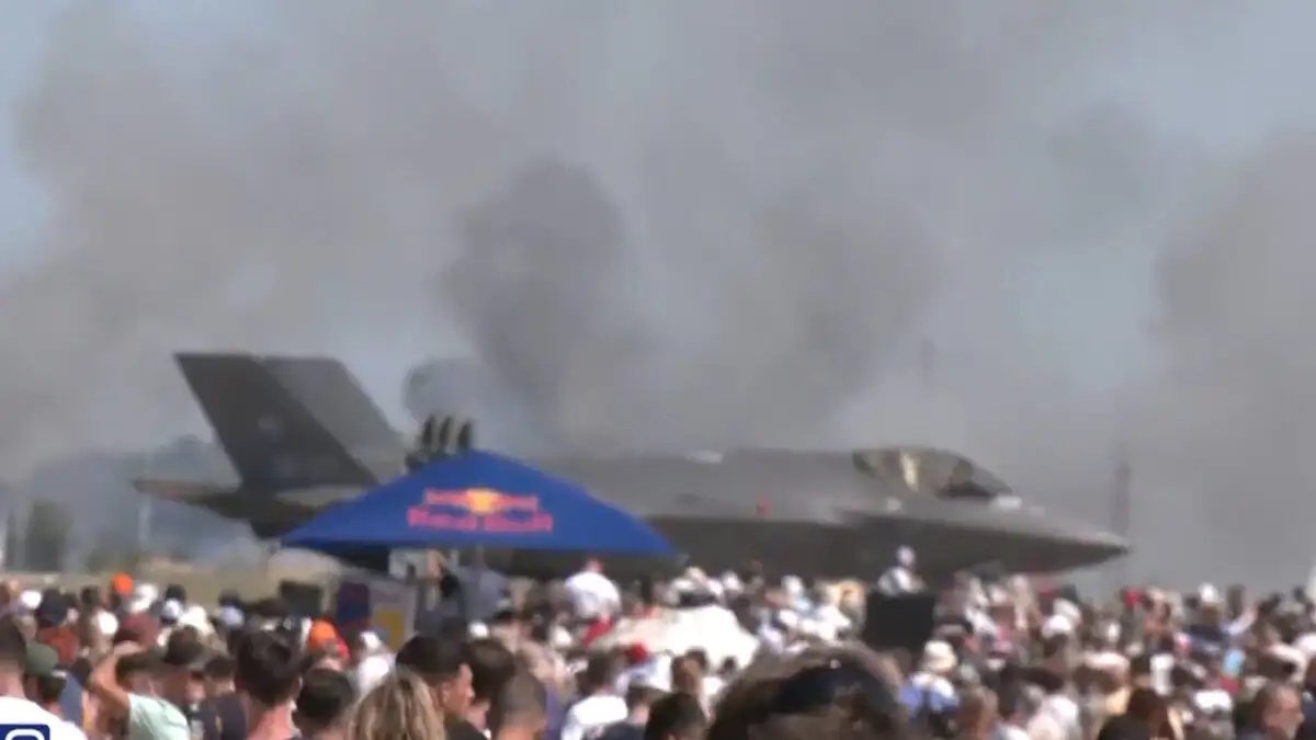Athens flying week: Έπεσε Phantom κατά τη διάρκεια των αεροπορικών επιδείξεων