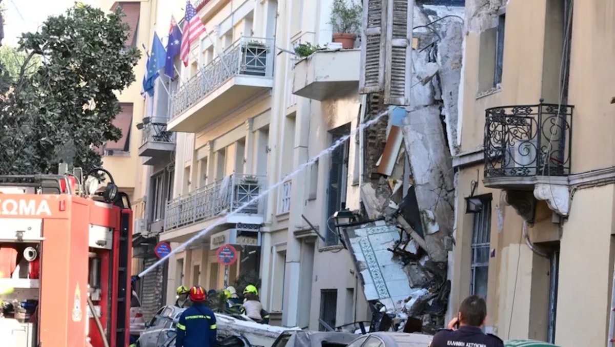Ισχυρή έκρηξη στην Πλάκα: Σοβαρές ζημιές σε κτήριο – Τρεις τραυματίες και δύο απεγκλωβισμοί