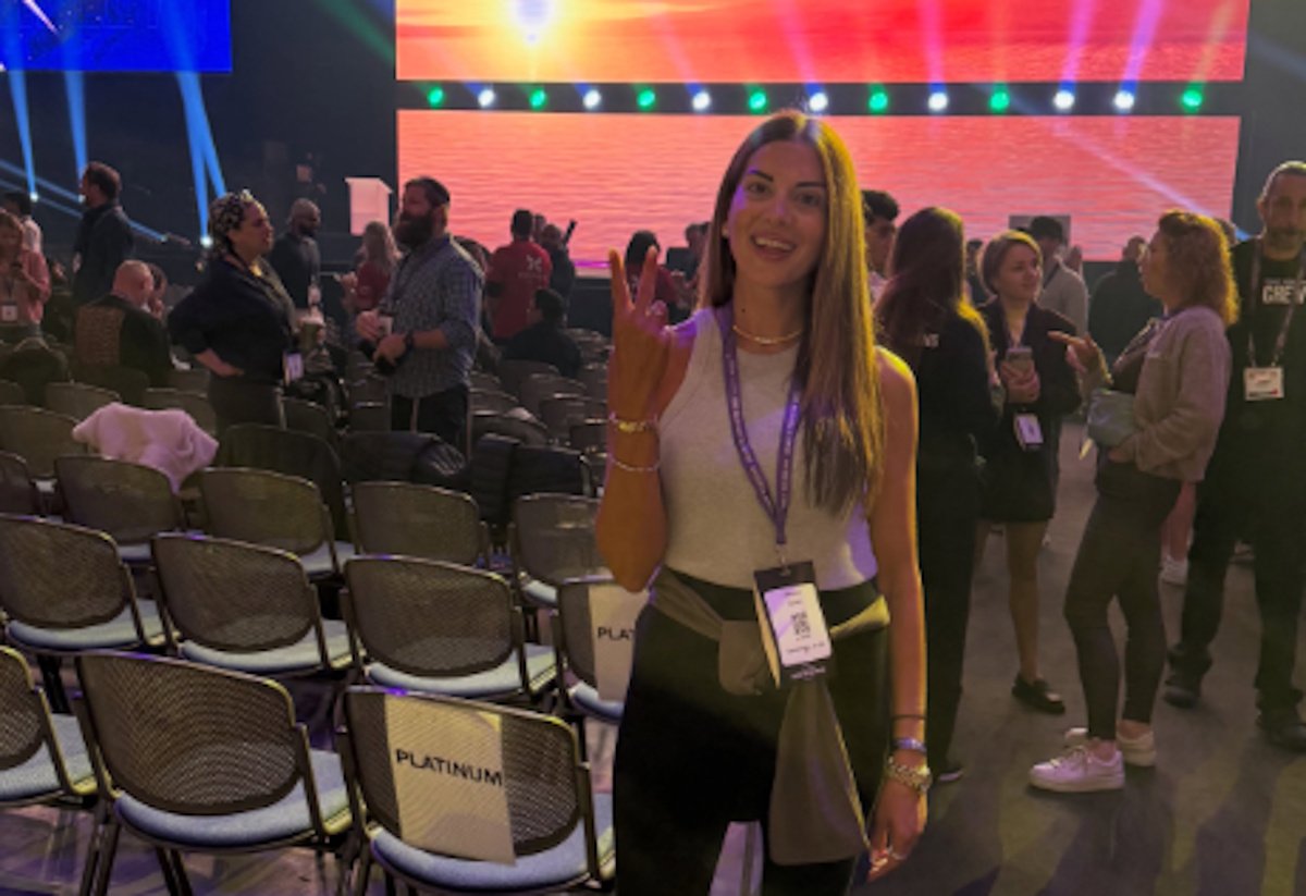 Σταματίνα Τσιμτσιλή: Συγκινήθηκε με τον Tony Robbins στη Γερμανία – «Νιώθω ευγνώμων για αυτές τις στιγμές»