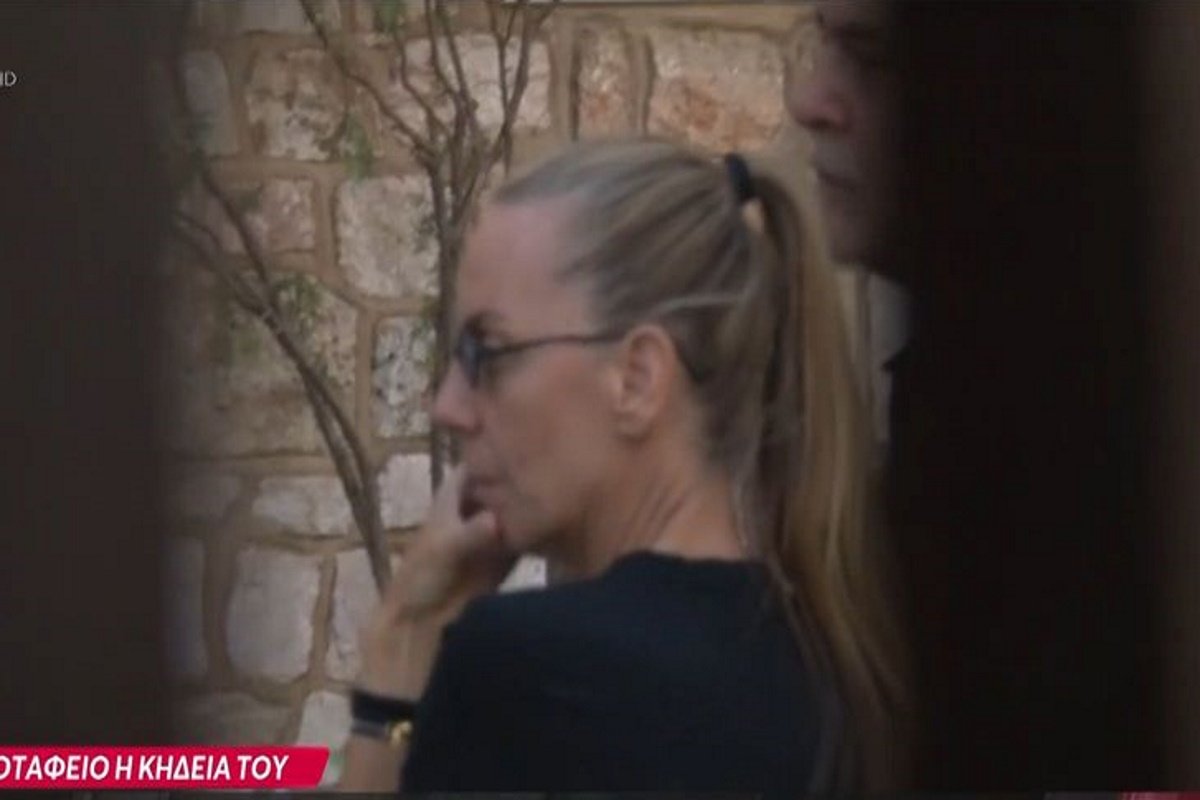 Βάσω Μαζωνάκη: Ντυμένη στα μαύρα στην κηδεία του αδερφού της