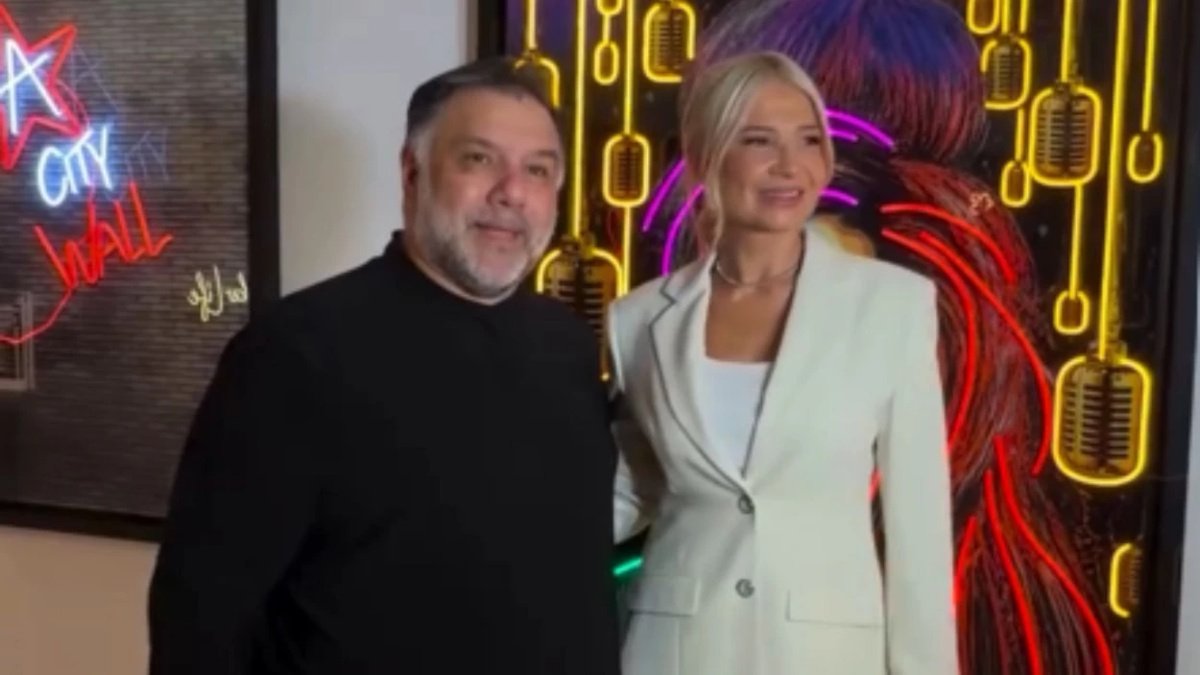 Γρηγόρης Αρναούτογλου: Σύσσωμη η showbiz στα εγκαίνια της έκθεσης φωτογραφίας του – Δίπλα του η Νάνσυ Αντωνίου