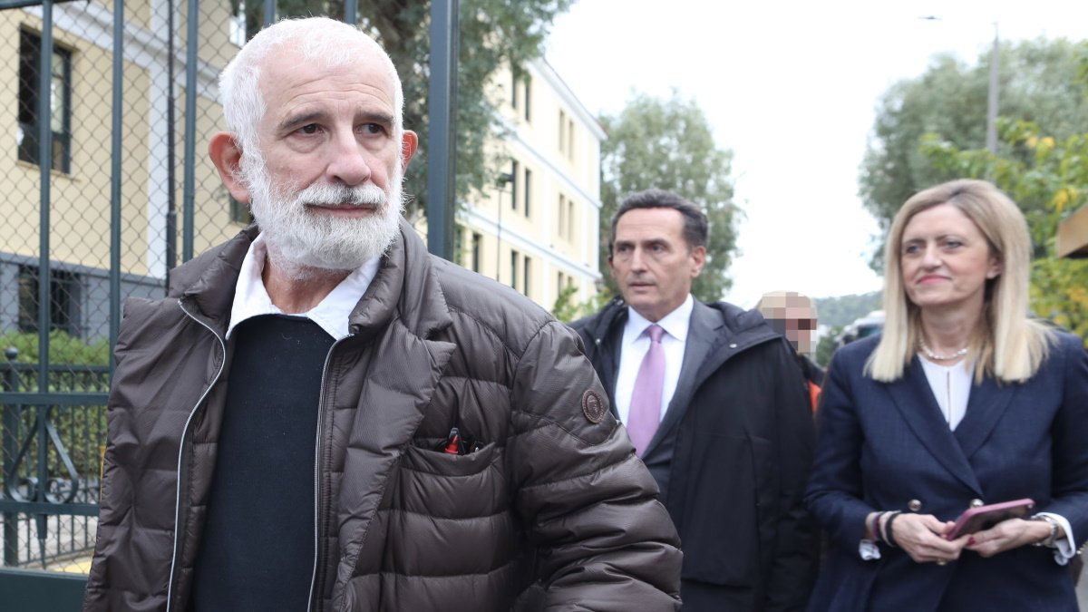 Πέτρος Φιλιππίδης: Επιστρέφει στο θέατρο; – Οι επαφές με επιχειρηματίες και το πρόσωπο που βρίσκεται στο πλευρό του