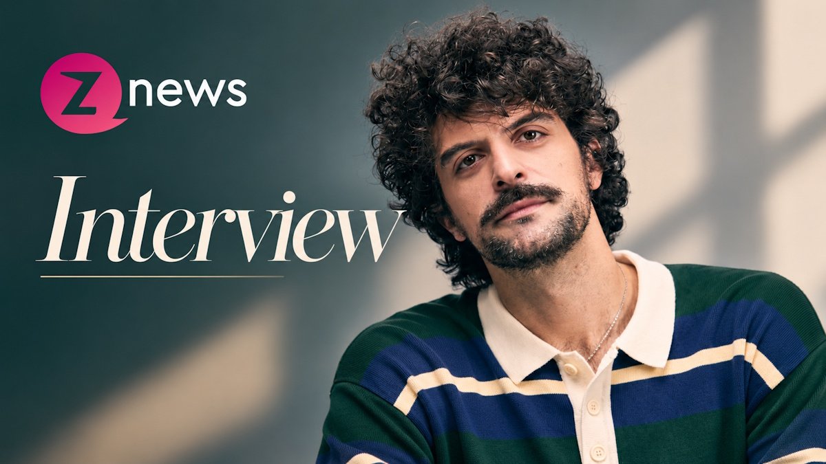 Ο Αντώνης Γιαννακός στο ZNEWS: Ο «Αλέξανδρος» από τη «Νταντά της Γειτονιάς» μιλά για τον ρόλο του και την επιστροφή της κωμωδίας – «Ευτυχώς, το γρήγορο αστείο άλλαξε»