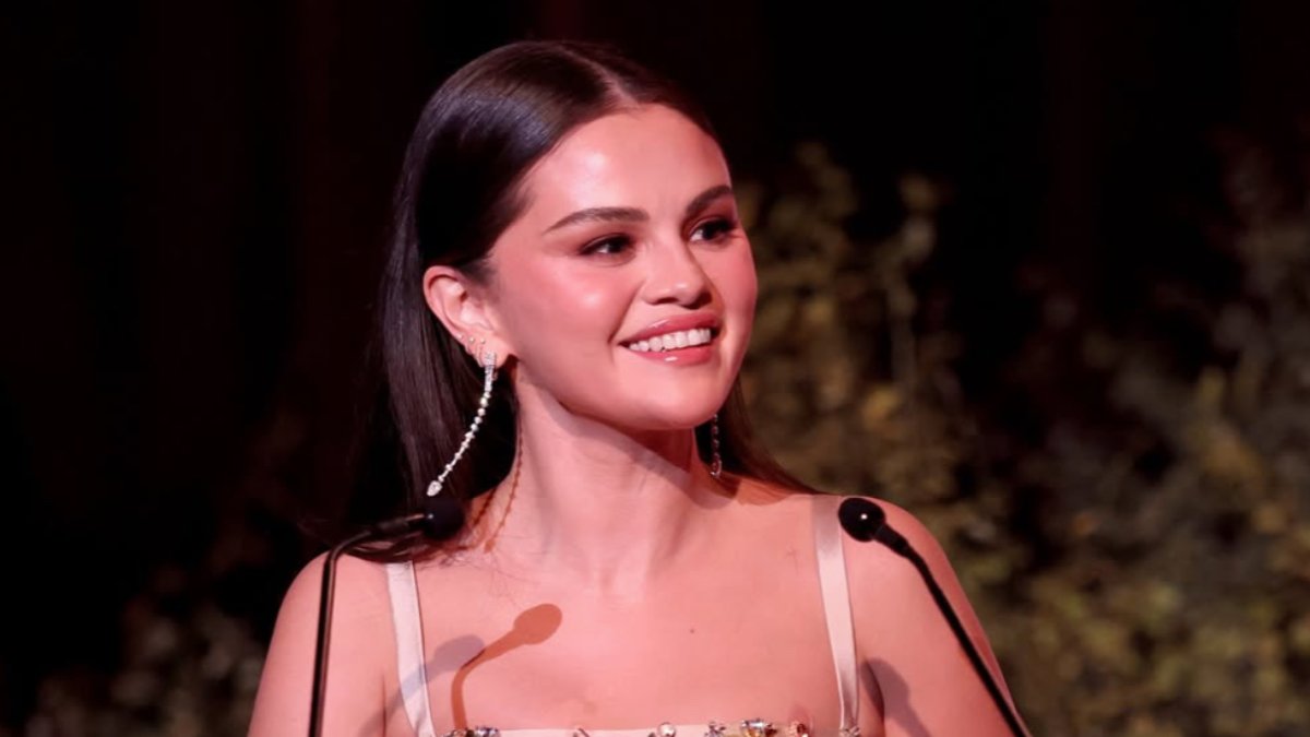 Selena Gomez: Αποκάλυψε τι συνέβη και άλλαξε η φωνή της – «Είναι πραγματικά ανόητο…»