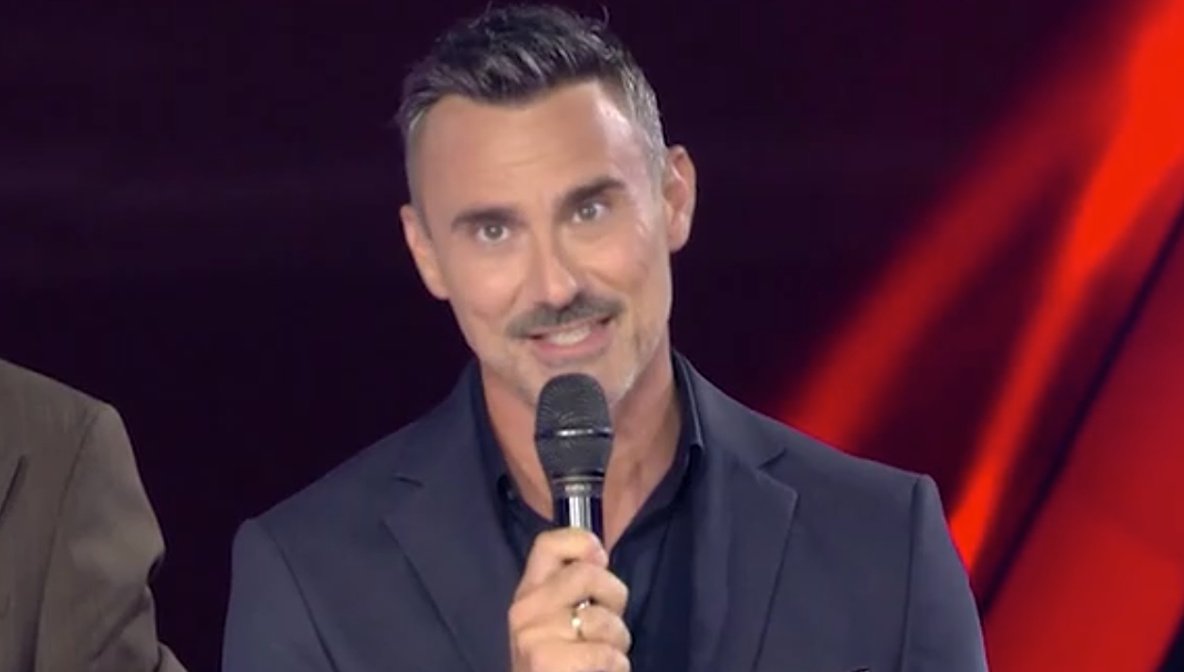Γιώργος Μαζωνάκης: Η ξεκαρδιστική ιστορία με το μπουρνούζι του στα καμαρίνια του «The Voice» – «Εκεί είπα “Καπουτζίδη είσαι τόσο βλάκας”»