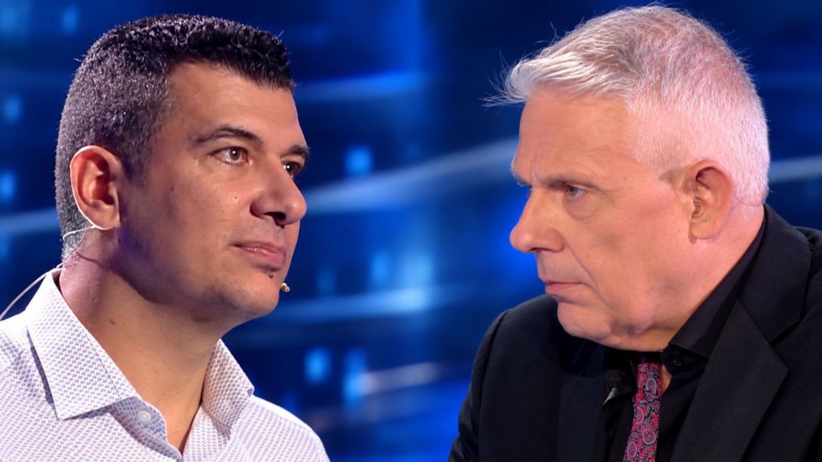Ο πιο αδύναμος κρίκος: Παραλίγο να… σωριαστέι ο Δούσης με την απάντηση για τον Εθνικό Ύμνο – «Εύχομαι να μη βλέπουν οι δικοί σου!»