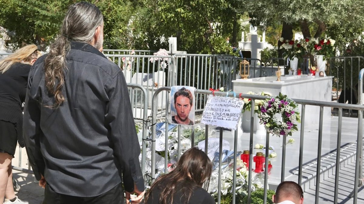Γιώργος Μαζωνάκης: Ένταση στο 40ήμερο μνημόσυνο – Πέταξαν λουλούδια, τάματα και φωτογραφίες θαυμαστών από τον τάφο του (Βίντεο)
