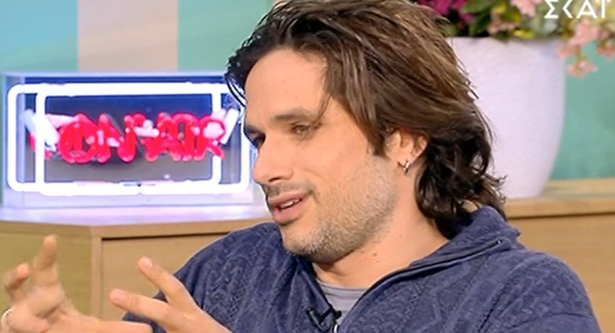 Γιάννης Νιάρρος: «Όποτε βλέπω πισίνα θέλω να μπω, το “κουβαλώ” από τα Βόρεια ποροάστια»