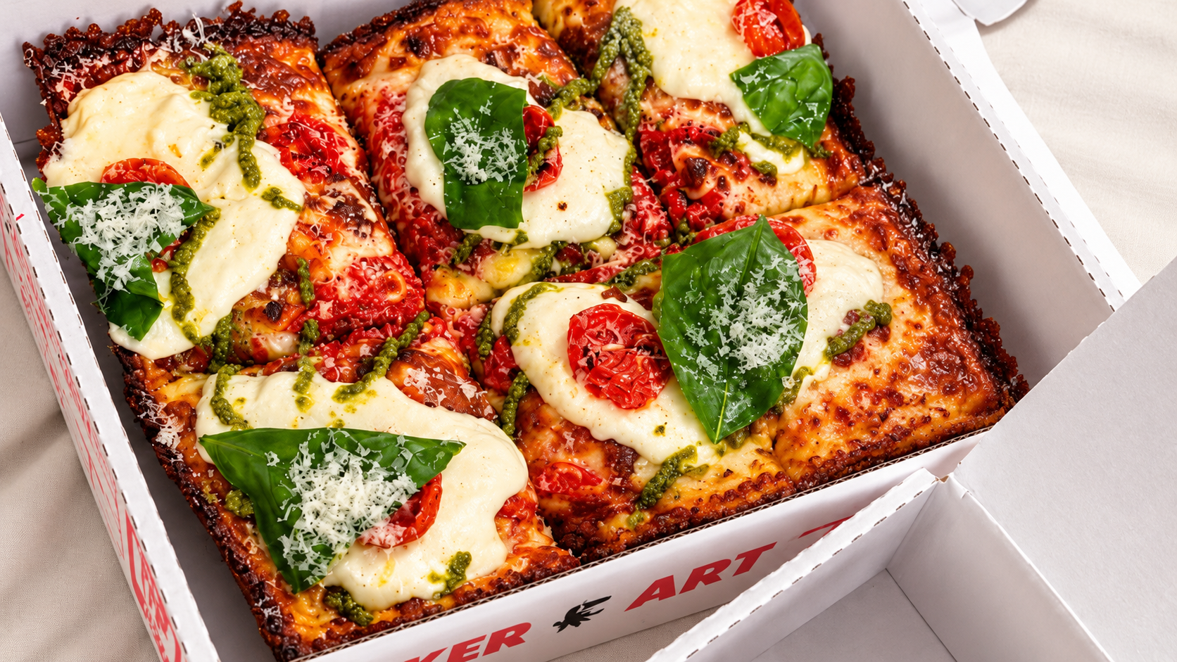 Συνταγή: Detroit pizza από την Αργυρώ Μπαρμπαρίγου – Αφράτη ζύμη και τραγανή κρούστα που ξετρελαίνουν!