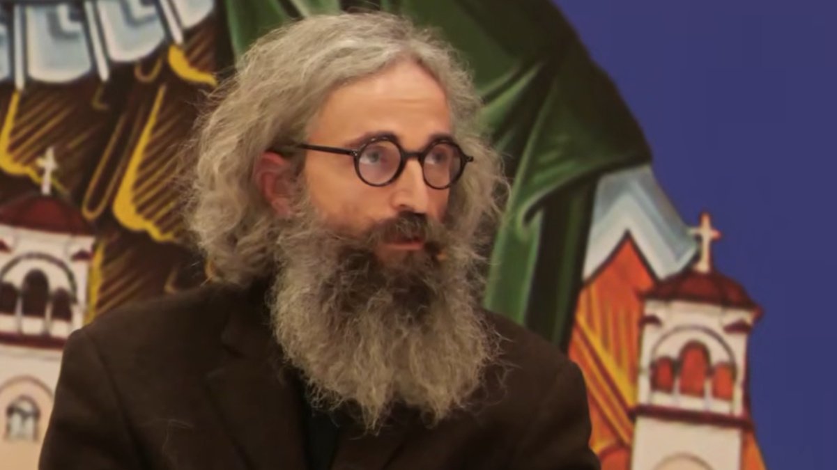 Άρης Σερβετάλης: «Και εκεί κάνεις τηλέφωνο στον πνευματικό» – Η εξομολόγηση για τις πνευματικές του δοκιμασίες