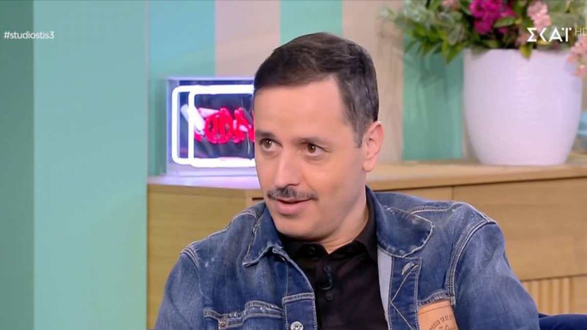 Αλέξανδρος Τσουβέλας: «Με φτιάχνει πολύ να τσακώνομαι και να κυλιέμαι στη λάσπη – Εκεί βρίσκω την κωμωδία μου»