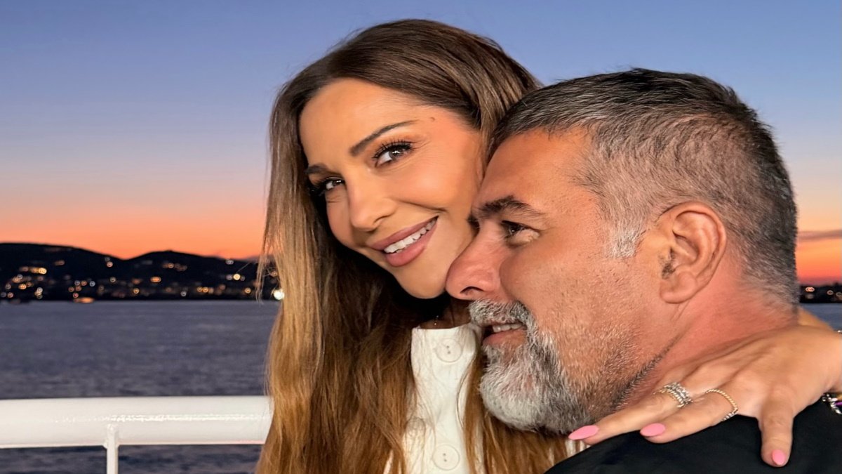 Βασίλης Μπισμπίκης: Η έκπληξη που τον περίμενε στο θέατρο για τα γενέθλιά του – Στο πλευρό του η Δέσποινα Βανδή