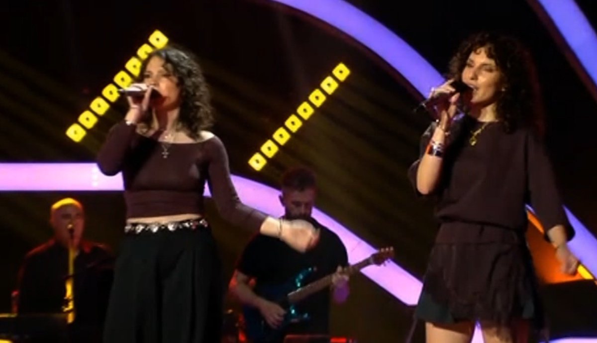 The Voice: «Δίκασε» το Χ τις δίδυμες αδερφές – «Αυτές νομίζουν ότι θα γίνουν οι Σκιαδαρέσες… αλλά δεν»