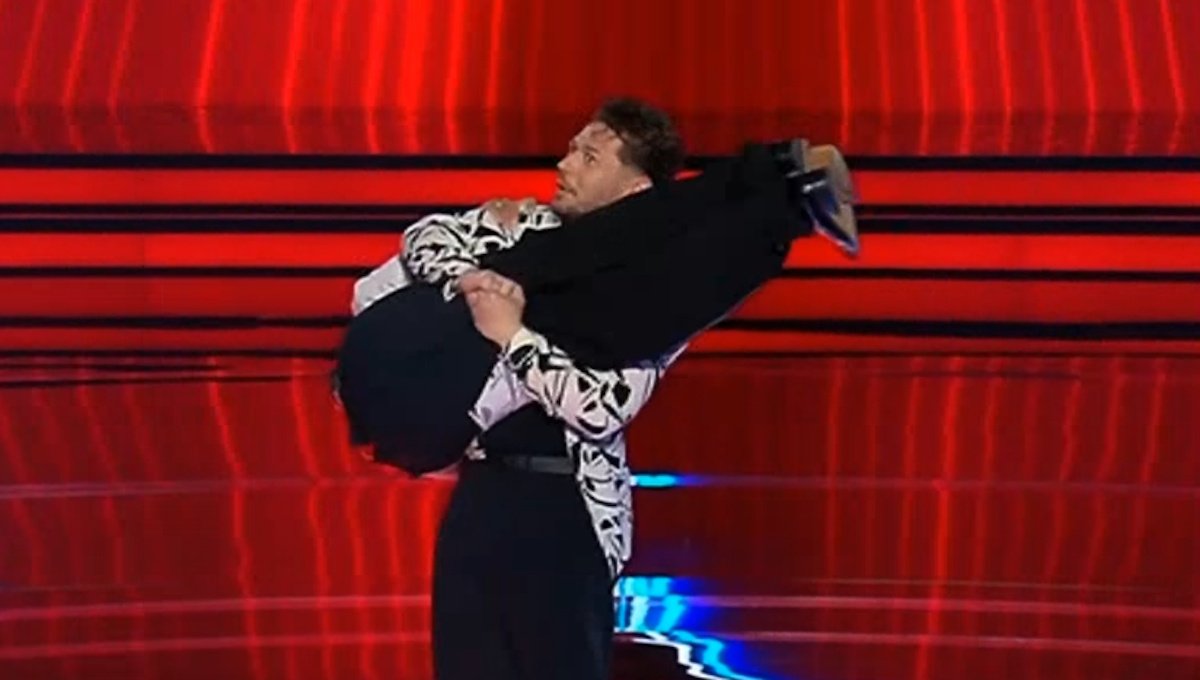 The Voice: Τα ‘παιξε το Χ με τα μαθήματα αυτοάμυνας στον Μουζουράκη – «Βλέπετε ό,τι βλέπω ή έχει χαλάσει η τηλεόρασή μου;»